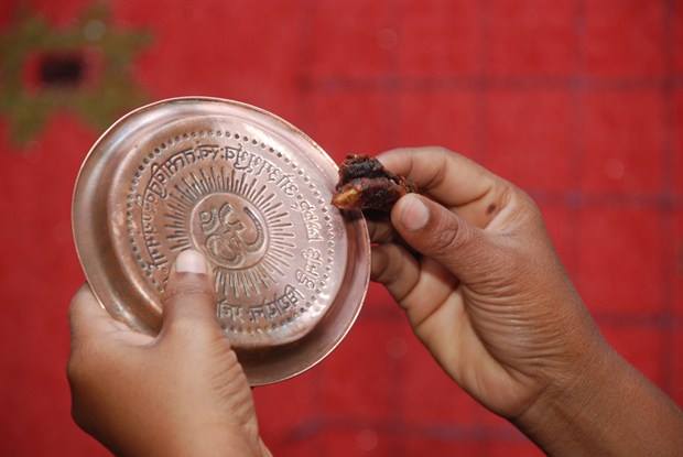 how to clean brass utensils