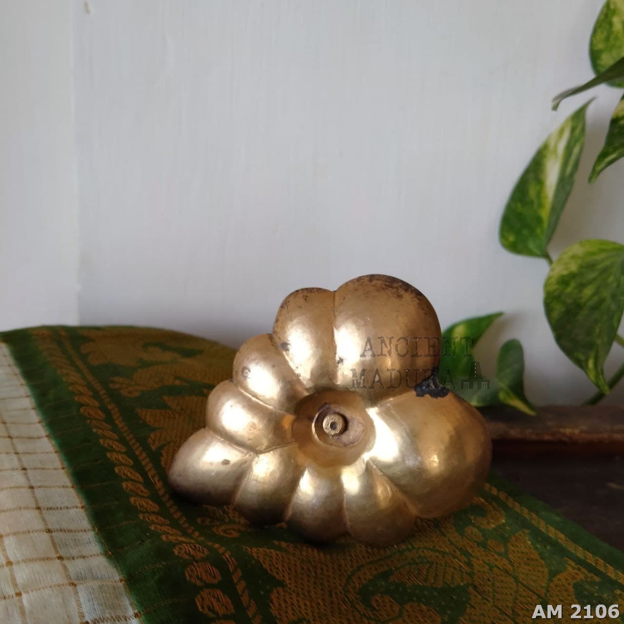 Leaf Brass candle Holder