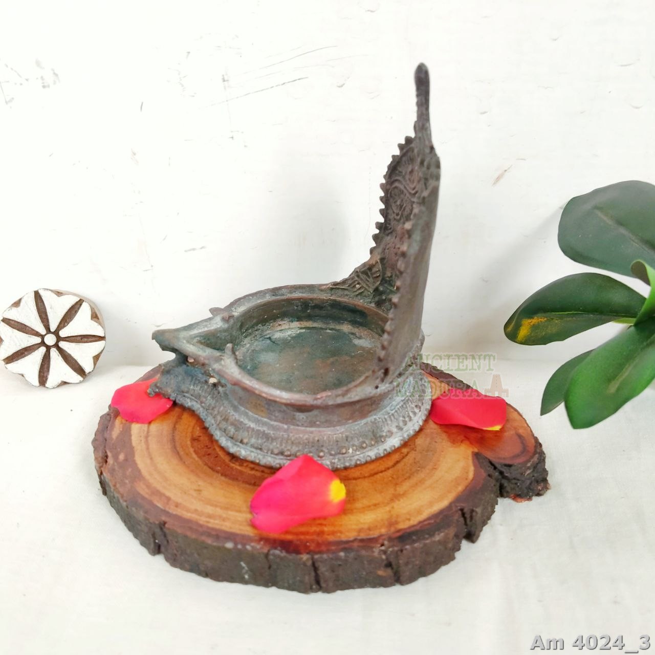 Bronze Kamakshi Vilakku - Image 4