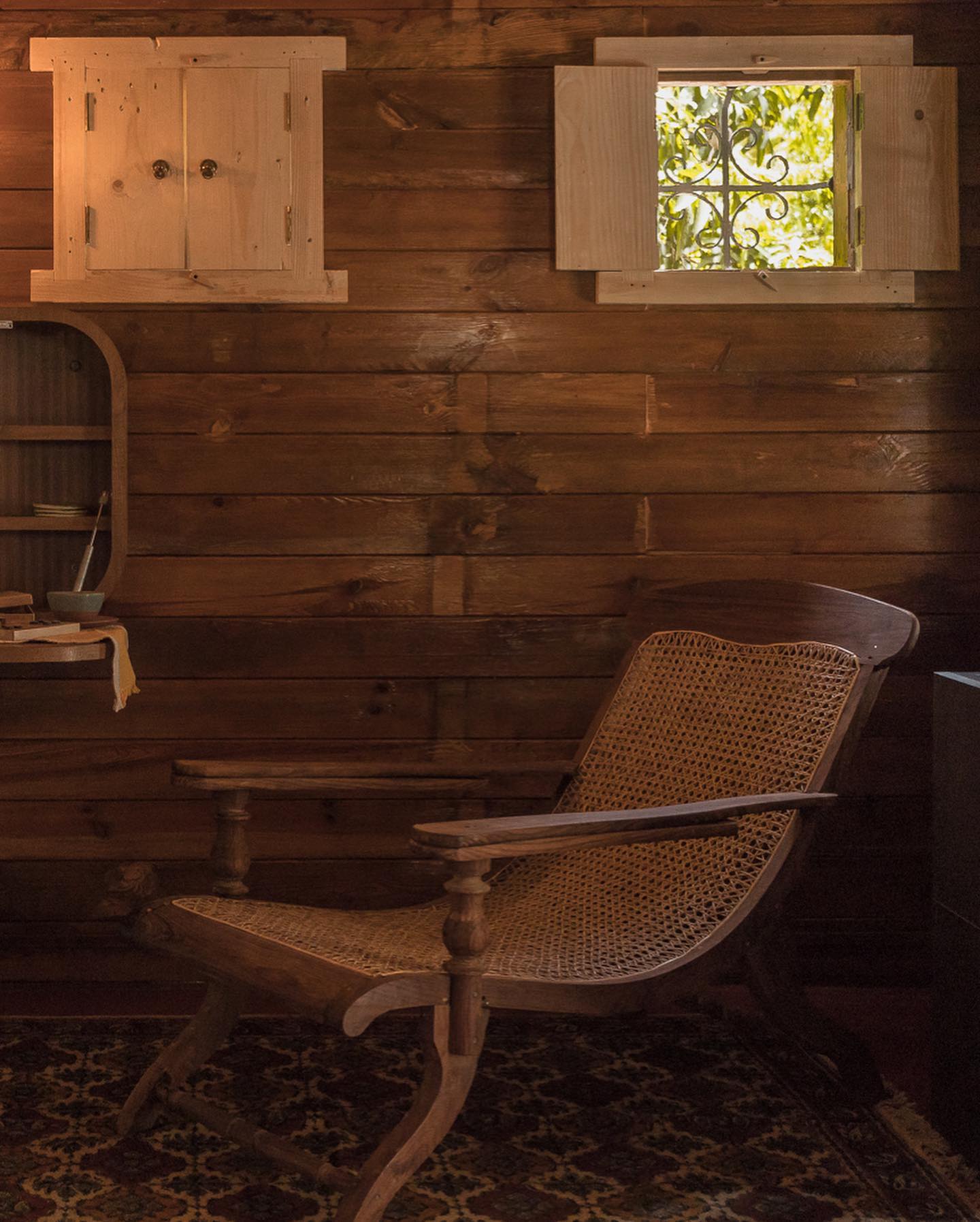 Antique Bedroom Decor Ideas Velanga Orchard cottage decor with a wintage wicker chair with wooden frame