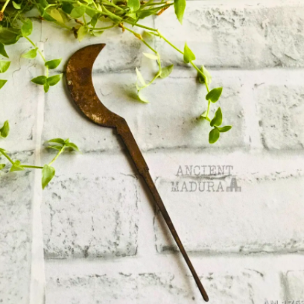 Ezhuthani used for scribing Olai Chuvadi with palm leaf cutter on one end and scribing tool on the other (dulled over the decades)