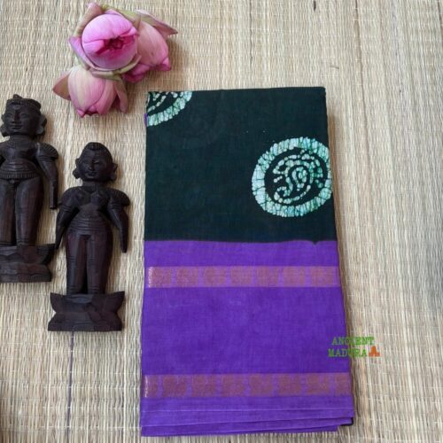 Dark green premium 120 count batik sungudi cotton saree with paisley medallion motif, lavender Rettapet zari border, attached blouse, 90cm