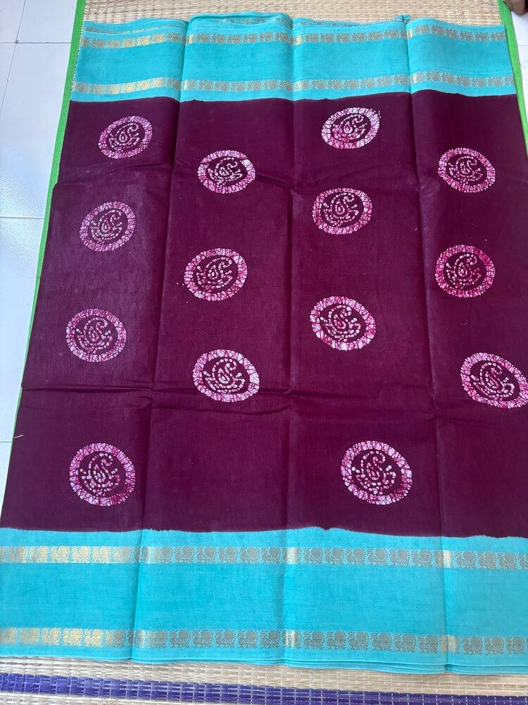Dark maroon premium 120 count batik sungudi cotton saree with paisley medallion motif, turquoise Rettapet peacock zari border, attached blouse, 90cm