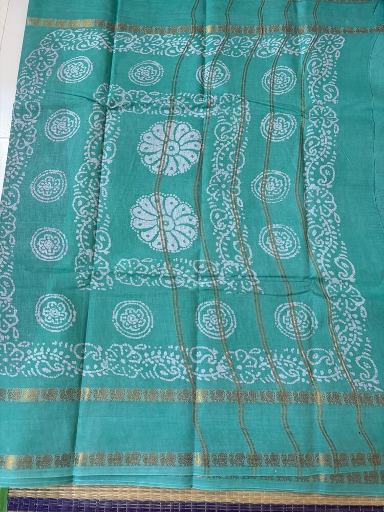 Dark maroon premium 120 count batik sungudi cotton saree with paisley medallion motif, turquoise Rettapet peacock zari border, attached blouse, 90cm