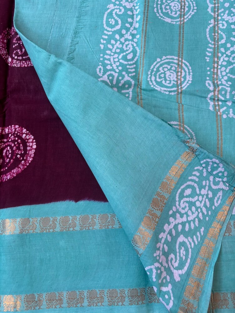Dark maroon premium 120 count batik sungudi cotton saree with paisley medallion motif, turquoise Rettapet peacock zari border, attached blouse, 90cm