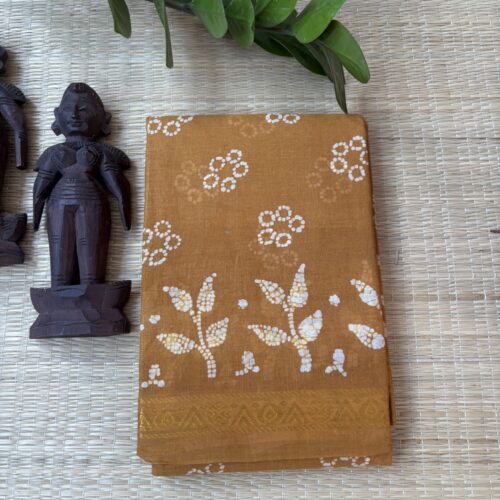 Mustard sungudi batik saree with cream floral ring and leaf sprig motifs, mango pallu rows
