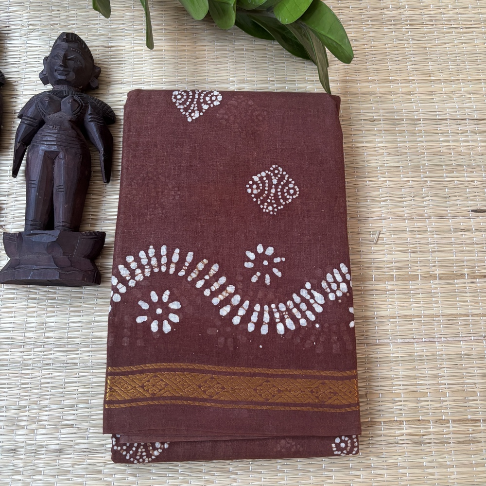 Brown sungudi batik saree with white diamond floral medallions and wavy vine pallu with paisley medallions