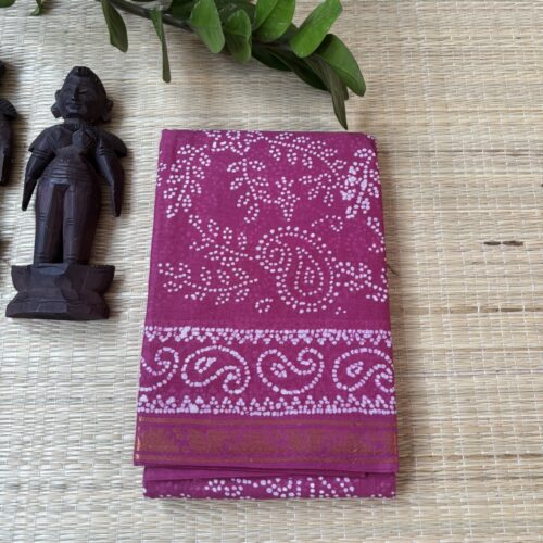 Onion pink sungudi batik saree with white fern and paisley motifs, mango border and framed paisley pallu