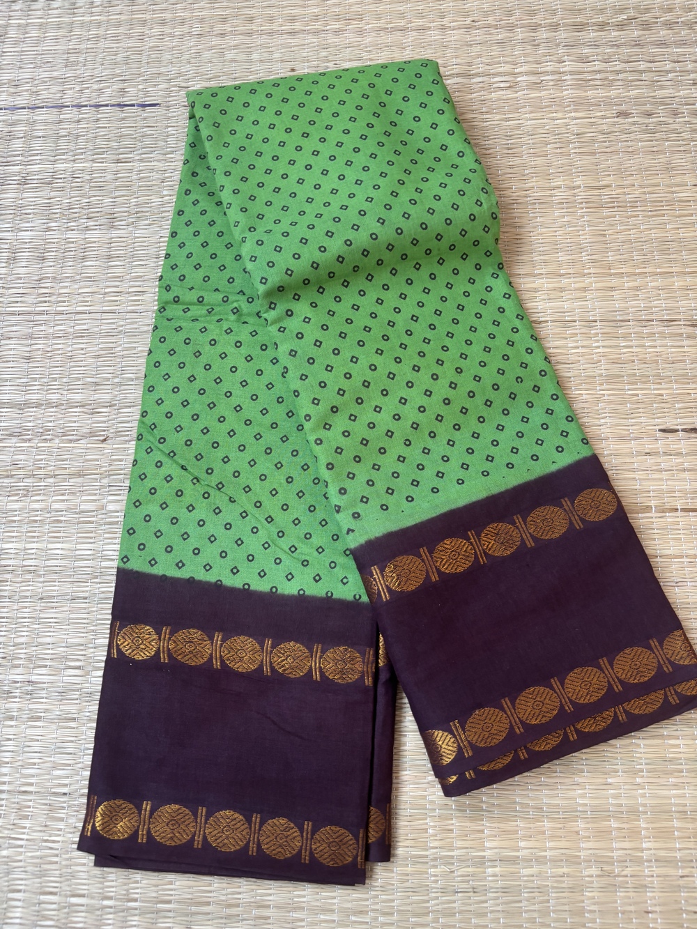 Parrot green Single Dot sungudi saree with maroon Rettapet Rudraksha border, Madurai handcrafted cotton saree