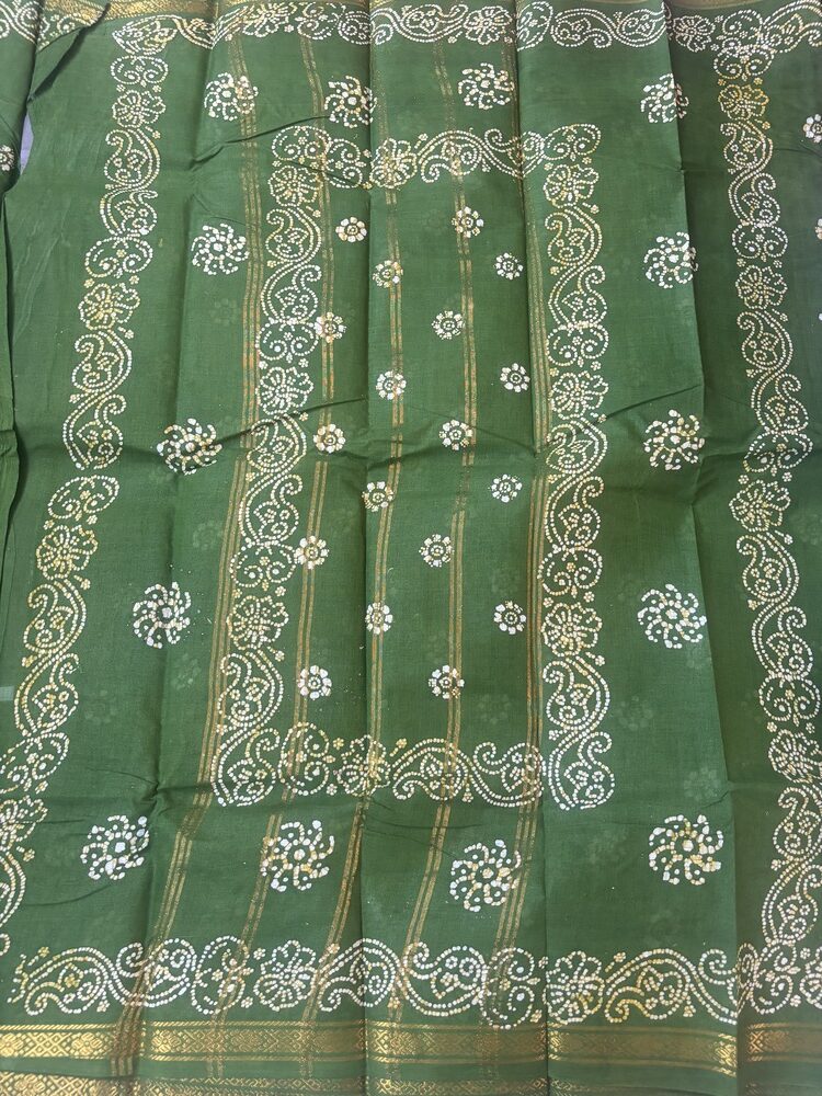 Leaf Green Sungudi Batik Saree with Floral Rosettes - Image 3