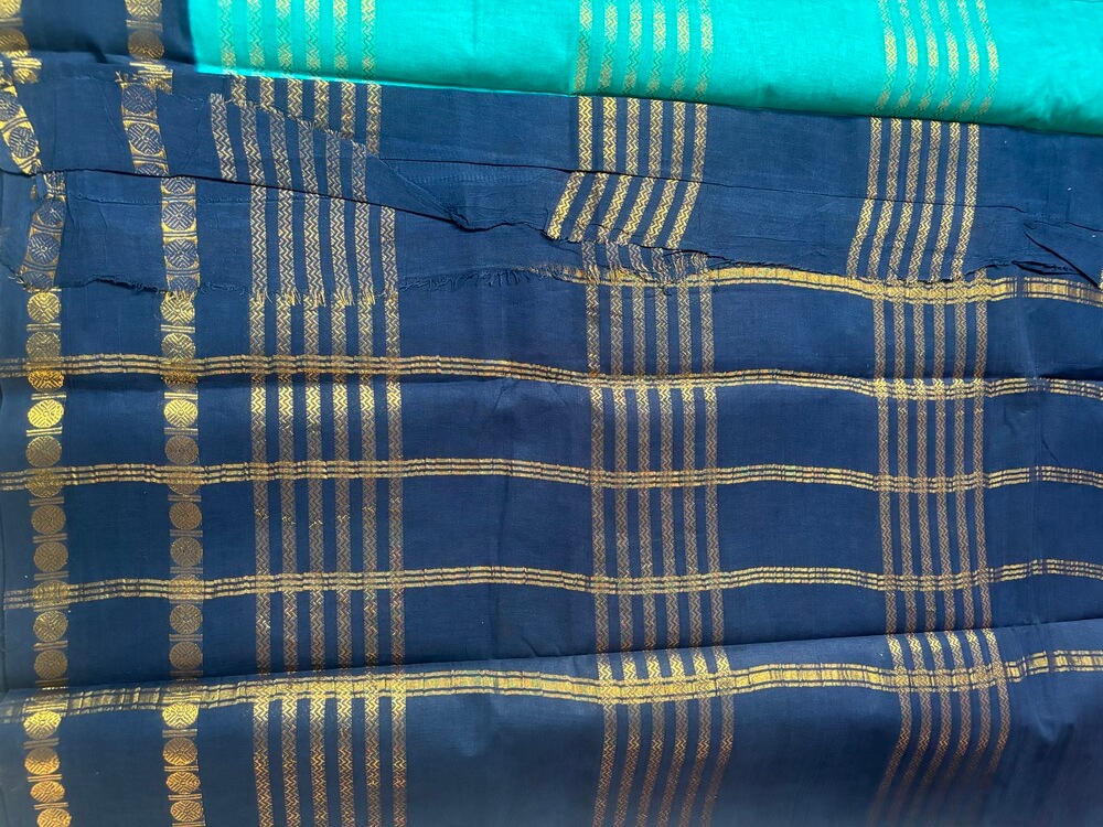 Teal green Neli Velthari sungudi saree with navy Rettapet Rudraksha border, Madurai handcrafted cotton saree